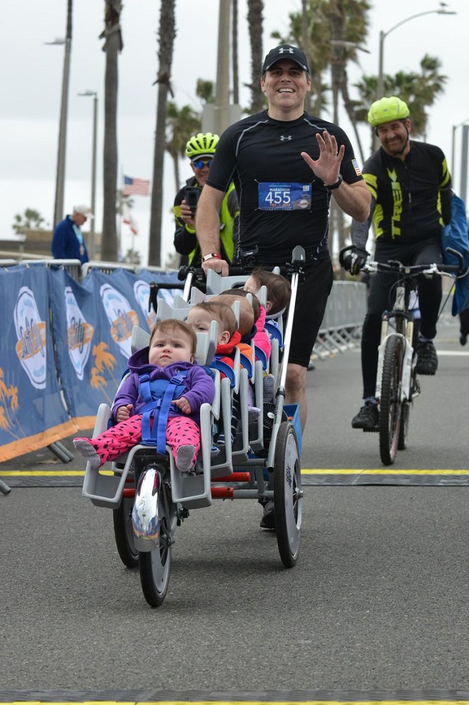 Xịn sò như Chad Kempel vừa chạy half marathon vừa đẩy 5 con