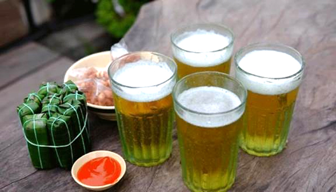 Bia hơi Hà Nội – Văn hóa “chém gió” vỉa hè không bao giờ phai nhòa
